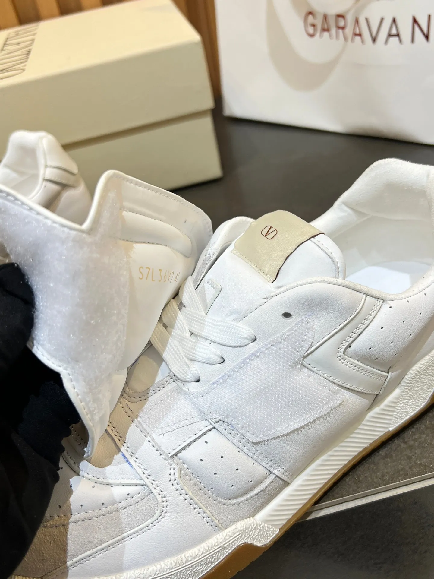 Men's men's shoes 💰760 VLTN Valentin 𝑶𝒏𝒆𝑺𝒕𝒖𝒅 Couple's sneaker series Valentino 2025 new couple's sneakers are on sale. The original ZP purchased and disassembled. Repeated pattern making and modification. The strength must be restored one to one! Top luxury masterpiece Velcro design Soft and comfortable imported calfskin 🧧brings excellent and elegant texture and excellent on-foot comfort Top purchasing version upper: imported calfskin surface/original oil edge craftsmanship Inner: water-dyed cowhide lining Outsole: original development 𝐓𝐏𝐔 two-color combination outsole Packaging: original configuration complete package Code number: 35-46 (45 46 customized)